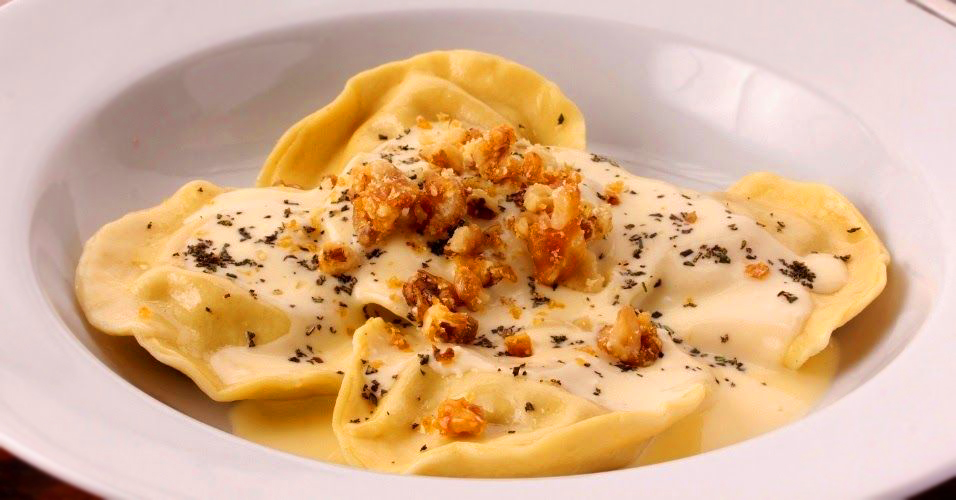 Ravioli de queijo gruyene ao molho de nozes