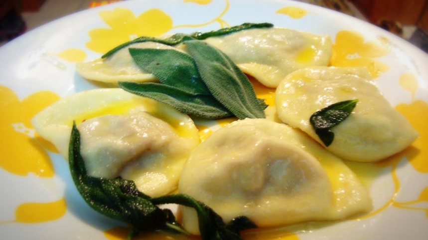 Agnolotti de cordeiro ao molho de sálvia